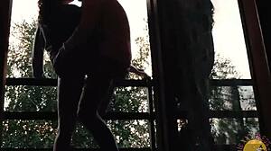 Ma petite amie amateur suce une grosse bite sur le balcon dans une surprise crémeuse
