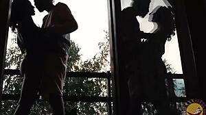 Amaterska devojka puši veliki kurac na balkonu u kremastom iznenađenju