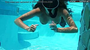 수영장에서 섹시한 유럽 포르노 스타 다이아나 칼고트키나의 HD 비디오