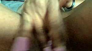 インドの女の子が自分のマンコを摩擦し、ディルドで喉を深くするPOVビデオ