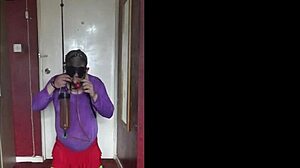 Amaterski domači video o pišanju s sissy preoblečenega moškega, ki obožuje prositi za več