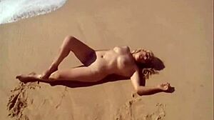 Nudistická plážová kočka se svléká a nahá