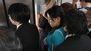 Wanita matang Kaji Shinai mendapat penjilat cipapnya di tempat awam