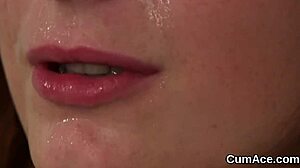 Une bimbo avale du sperme après une baise hardcore