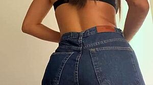 Istri Latina yang sensual memamerkan lengkungannya dalam celana jeans di mal