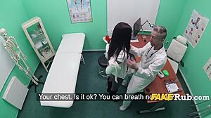 מטופלת אירופאית סקסית מזדיינת עם רופא בבית החולים