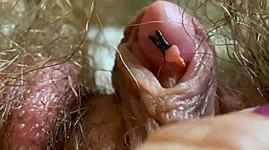 Close-up yang luar biasa dari klitoris besar dan lubang pantat dalam video HD