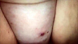 Amaterska tinejdžerka uživa u uskoj vagini na kameri