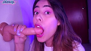 Adolescente latina amadora se masturba e desfruta de garganta profunda com um grande brinquedo
