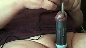 Fájdalmas BDSM élmény a fasz és golyó kínzásával és kötözéssel