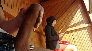 زوجة مسلمة تحصل على مفاجأة عندما يتم القبض عليها وهي تستمني في العلن