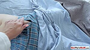 POV videó egy mellekkel teli mostohaanyától, aki szopja és megdugják