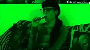 Az európai tini Beth perverz, dohányzik és füvezik HD videóban