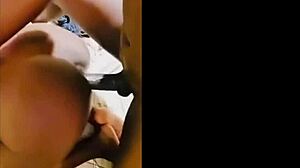 Amaterska črna najstnica se jebe z velikim črnim kurcem v domačem videu