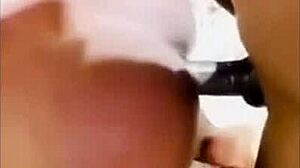 Amateur-schwarze Teenagerin wird von einem großen schwarzen Schwanz in einem selbstgemachten Video gefickt