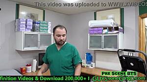 इस समलैंगिक पोर्न वीडियो में पुरुष मरीज के लिए डॉक्टर टैम्पा का फेटिश पूरी तरह से प्रदर्शित है