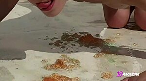 Amatør Ana Fey spreder benene og gnider sin fisse i poolen