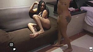 فتيات الكاريبي يستمتعن بالإثارة في غرفة الفندق مع الاهتزازات