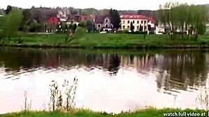 POV-Video von einer heißen tschechischen MILF, die ihre Muschi draußen gefickt bekommt
