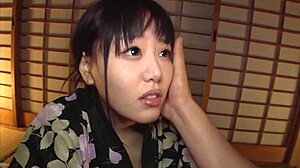 Japonská manželka sa nechutne správa pred kamerou s prstami a hračkami