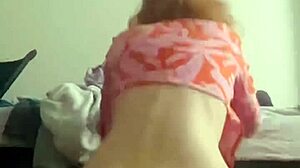 Teenager-Mädchen neckt mit kleinem Dildo in hausgemachtem Video