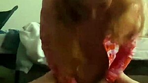 Tonårsflicka retar med liten dildo i hemmagjord video