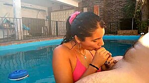 Acción de garganta profunda en la piscina con una pareja real de Argentina