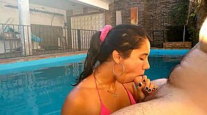 Aksi deepthroat di kolam renang dengan pasangan sebenar dari Argentina