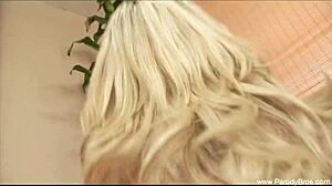 Klasična porno zvezda trese svoje velike joške v retro videu iz 60-ih