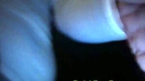 Nærbilde av kjæresten som piercerer og leker med ballene i hjemmelaget video