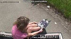 Amateur meisje op rolschaatsen geeft een mondeling in het openbaar