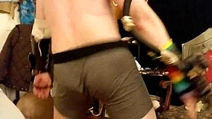 Performance sexy de um cara gay quente em lingerie