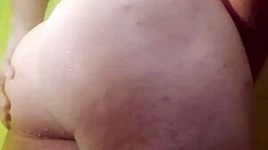 Un massaggio sensuale si trasforma in una sessione di masturbazione bollente