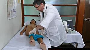 Amatorski azjatycki chłopak dostaje lizanie dupy i zapłodnienie od starszego lekarza