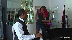 O studentă afro-americană se bucură de sex dur cu pianistul ei