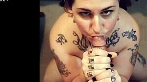 Татуираната красавица Аш ВонБлек дава чувствен минет на голям кур