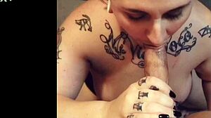Ash VonBlack, o fată tatuată, face o muie senzuală unui penis mare