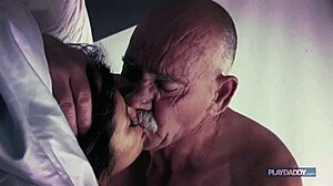 Ana i jej dojrzały kochanek odkrywają przyjemności seksu w pozycji misjonarskiej z seniorem