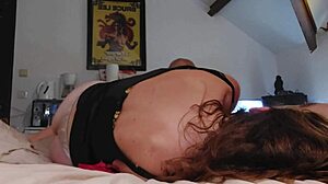 امرأة شقراء هاوية تحصل على لعق كسها وشمها في فيديو ليزبيان مثير