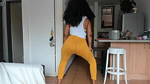 Črna lepotica zapelje s svojim plesom v seksi nogavicah