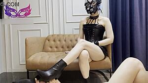 Ázsiai femdom arcra ül és golyókat szop a BDSM videóban