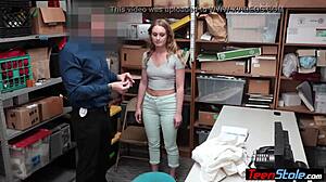 이 Blowjob 비디오에서 벗겨지고 검색되는 동안 경찰관과 섹스합니다