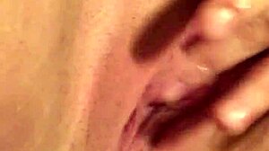 Ragazzo con un culo enorme bagnato in un video di masturbazione solitaria