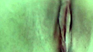 Roztomilá mladá dievčina s úzkou dierkou si užíva masturbáciu a strieka