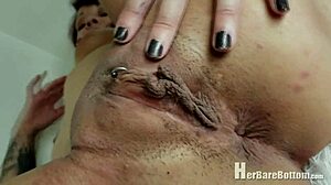Velike ustnice in obrijana muca v fetišu z anusom