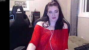 Seorang gadis gamer memperlihatkan payudara besarnya secara streaming