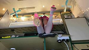 Adolescenta în ciorapi oferă un masaj sexy în aer liber