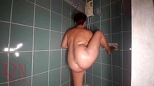 Guarda una splendida latina fare la maiala in una doccia pubblica in questo video di parte 1!