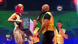 المغنية البرازيلية توغاس تؤدي عرضًا في تنورة فوقية