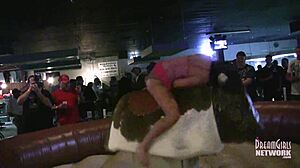 Horúce dievčatá v spodnom prádle jazdia na býkoch v miestnom bare